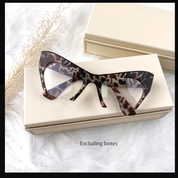 Beautiful frame of eyeglasses pays special attention to comfort. - Picture 4 of 12